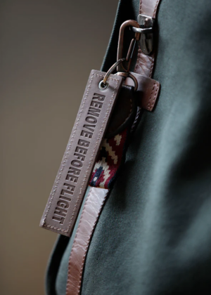 Llavero imitación piel "Remove Before Flight"