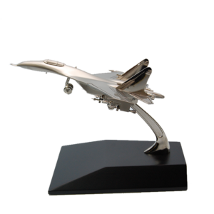 Maqueta de avión de combate pequeño plateado