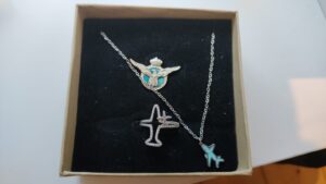 Conjunto anillo, colgante y pin