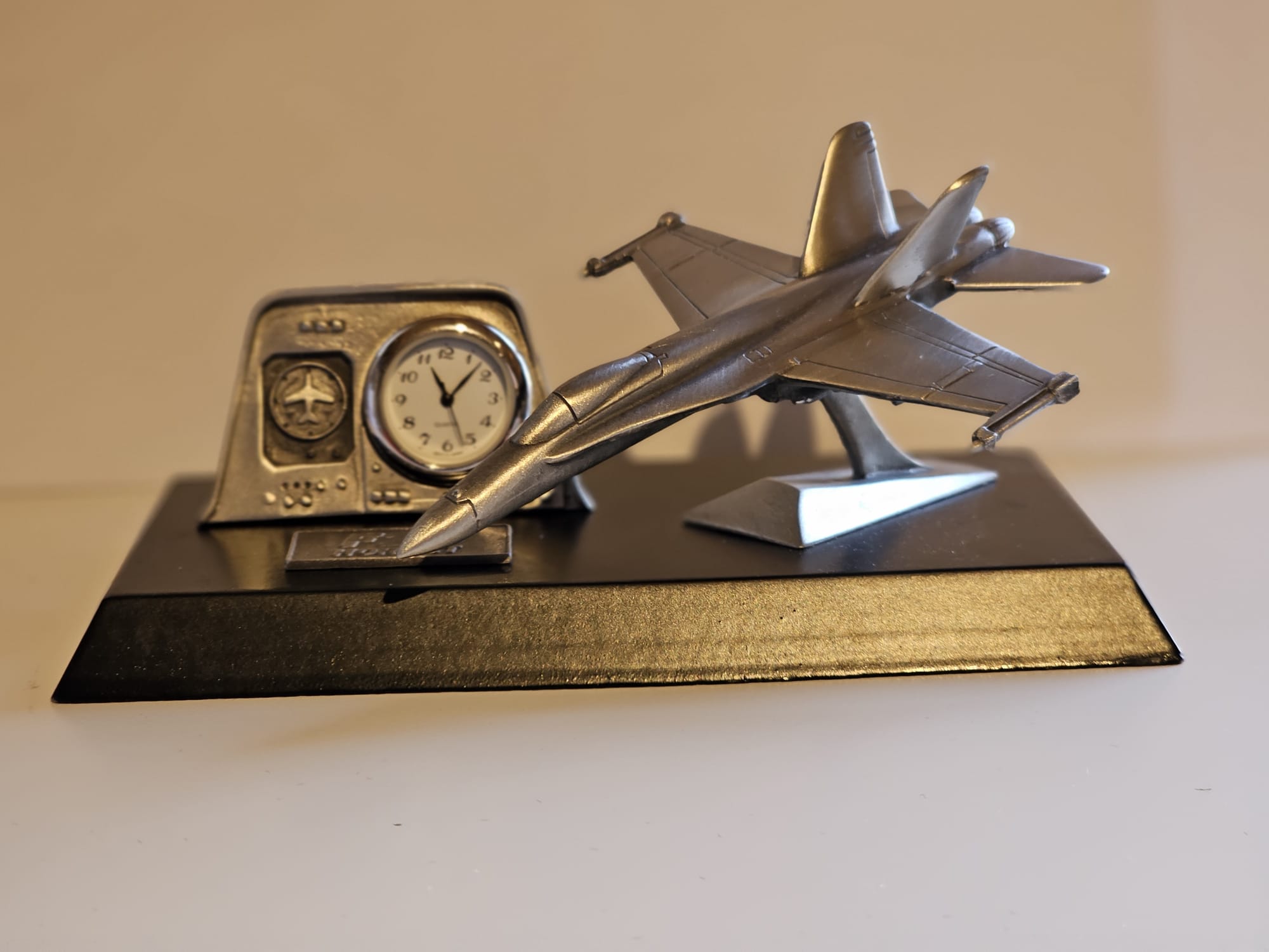 F18-HORNET-CLOCK